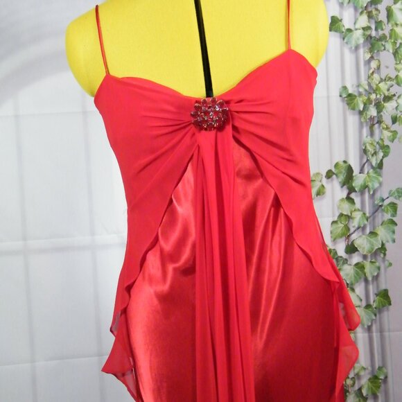 Robe de Bal ou demoiselle d’honneur en Satin Rouge Taille 4 - Picture 2 of 7